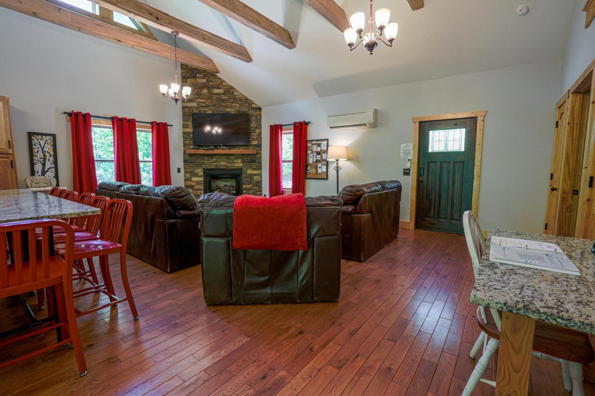 New Listing! Wine Country Retreat - 2 Bed, Hot Tub Villa Dahlonega Exterior photo