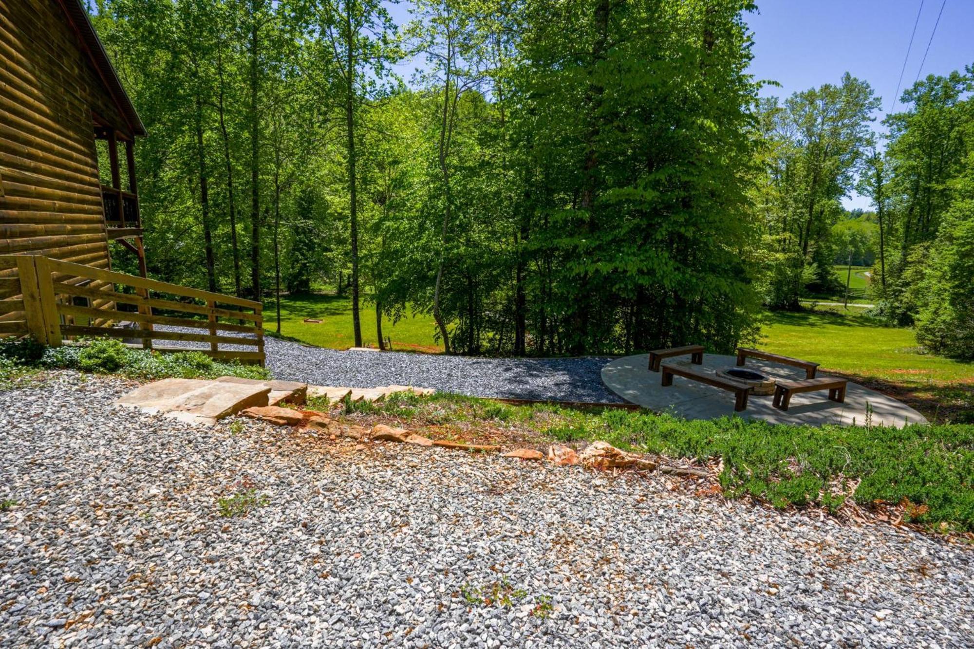 New Listing! Wine Country Retreat - 2 Bed, Hot Tub Villa Dahlonega Exterior photo
